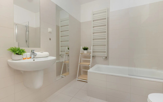 Gold & Blue Apartment Warsaw by Renters