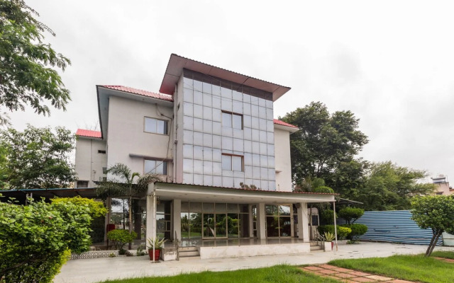 SPOT ON 48618 Vasundhara Gardens