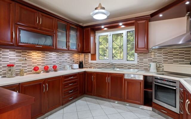 Enchanting Villa in Chalcis with Terrace