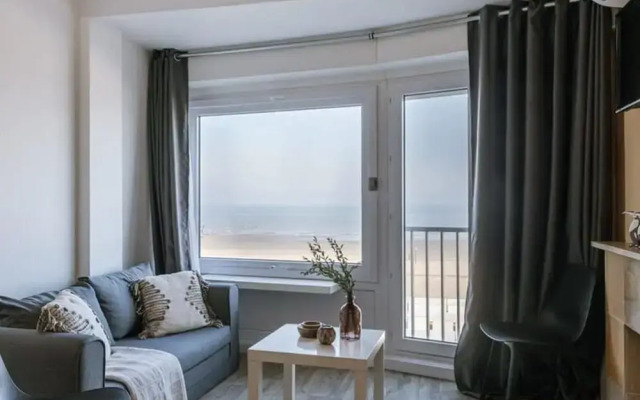 Pleasant Apartment With Frontal sea View