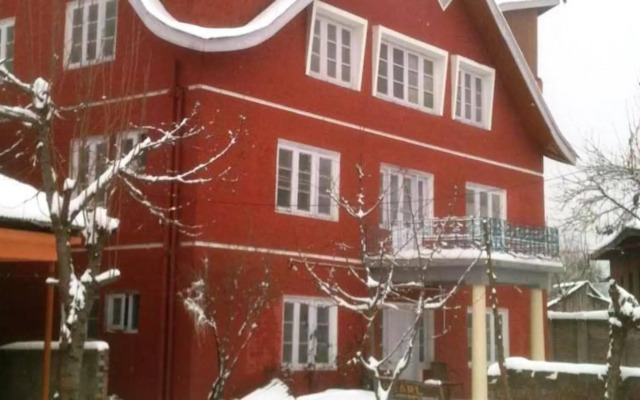 OYO 85927 Marias Hotel