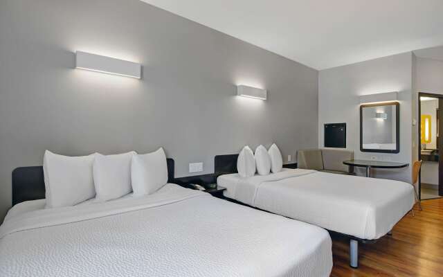 Motel 6 Airdrie, AB