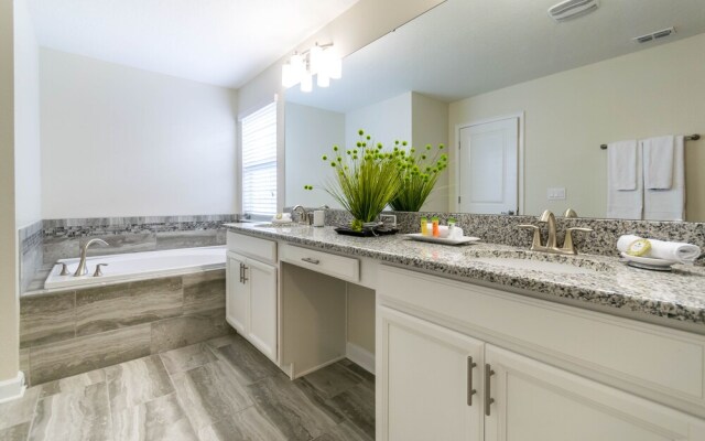 Beautiful Home W/private Pool & Spa, Near Wdw!