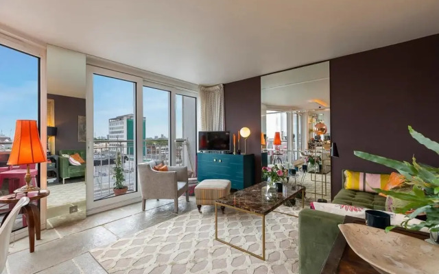 Trendy 2 bed With Balcony & View in Notting Hill