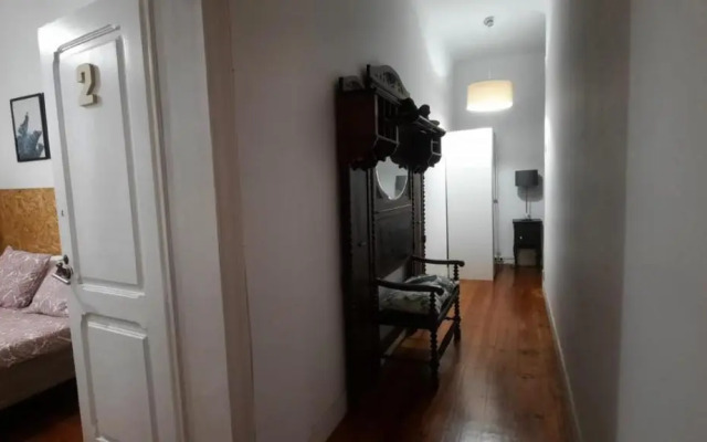 Sunny Terrace Apt, Close to Downtown! 2 Bedroom Flat