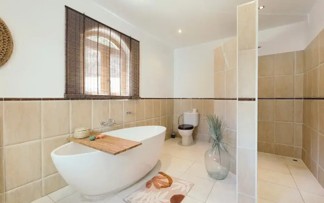 Luxurious 5 Bedroom Villa With Waterfall Closeby