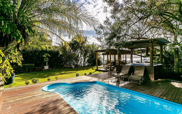 Apartamento pé na areia em Jurerê JBM202