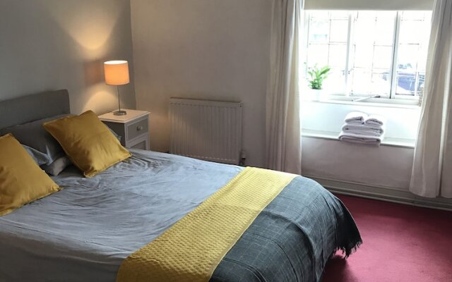 Drewe Arms Bunk Rooms & Church Cottage