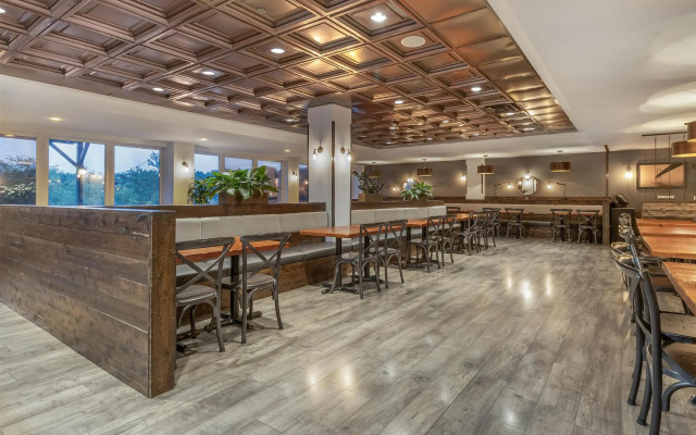 Best Western Plus Chocolate Lake Hotel