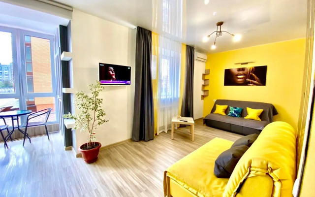 Grey&Yellow on Kotsybinsky Avenue