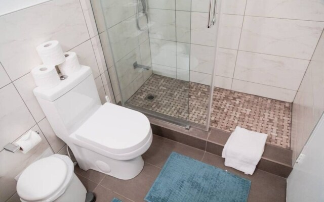 Spacious Family Condo In Swansea, Toronto