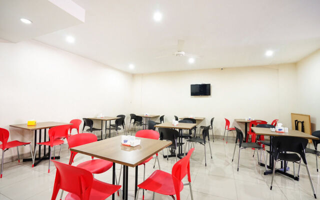 ZEN Rooms Near Mitra Raya