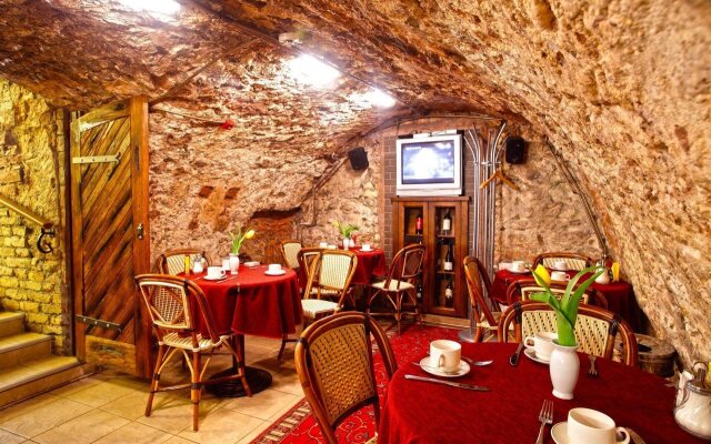 Monte Kristo Hotel