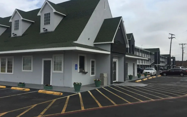 The Crossroads Hotel and Suites Irving