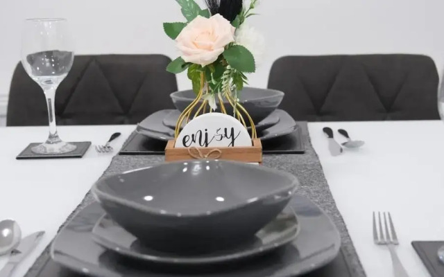 Manchester - 3 Bedroom House - Sleeps 5 - Etihcity