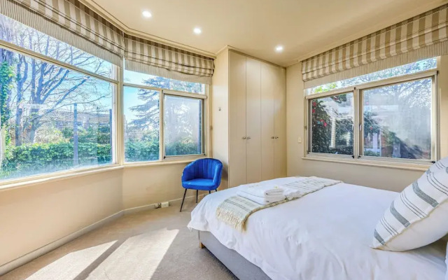 StayAU Spacious 6BR McKinnon Pool Home