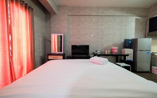 Studio Room at Sunter Park View Apartment By Travelio