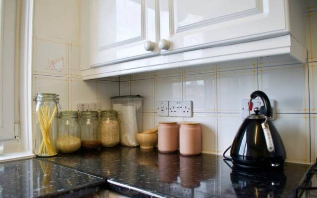 Lovely Spacious 2 Bedroom Flat by the Meadows