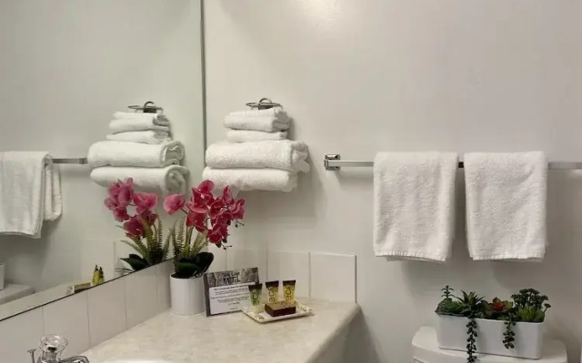 Sea Edge Beachside Hotel