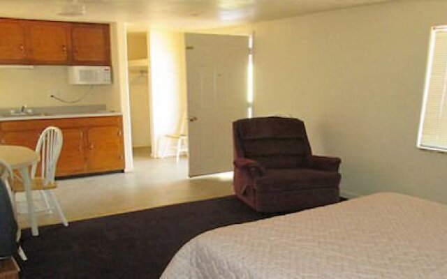Topaz Inn & Suites