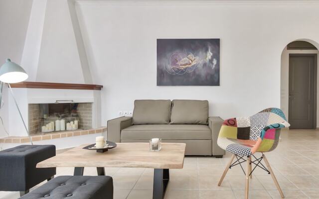Modern Villa in Tragaki With Pool and Parasol