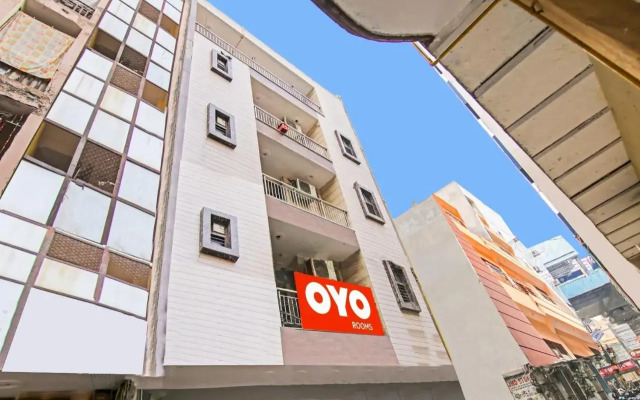 OYO Flagship 70237 Cozy Stay Deluxe