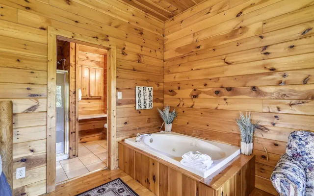 Mountain Serenity 2 Bedroom Cabin by RedAwning