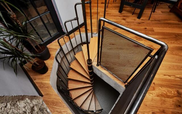 Courthouse #4 Exclusive Top Center Private Garden