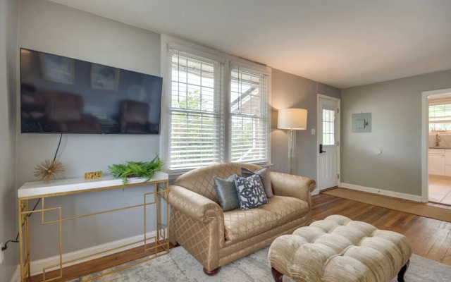2 Mi to Dtwn Pensacola: Charming Apartment
