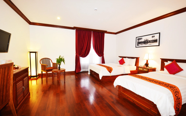 The Suite By Royal Crown Hotel