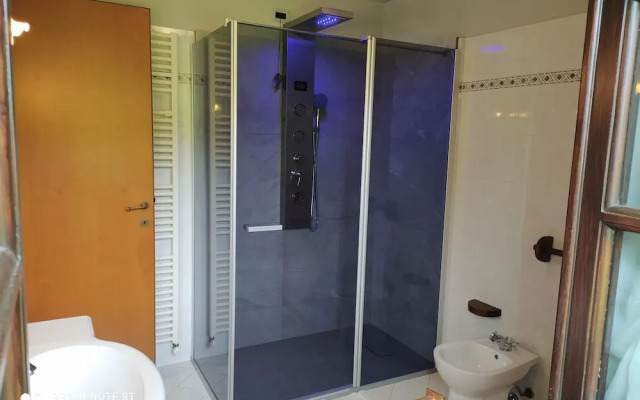 Lovely Farmhouse in Castiglione di Garfagnana with Hot Tub