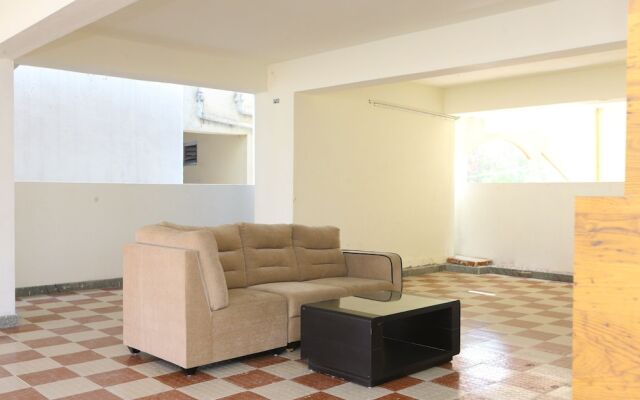 OYO 10701 Moukthi Apartment
