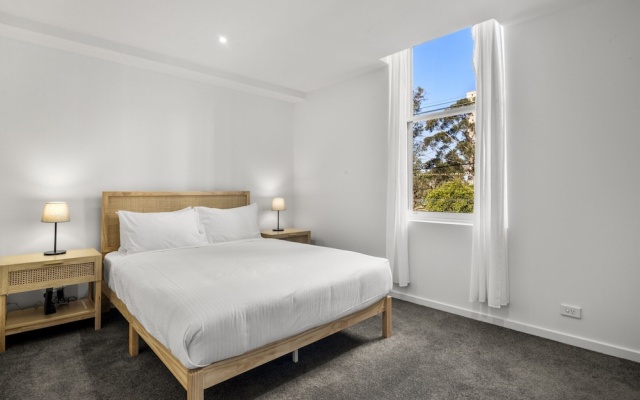 Bustling Fitzroy Eateries and Bars Nearby – Guest Rooms – Melbourne