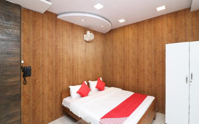 OYO Flagship 27998 Golden Inn