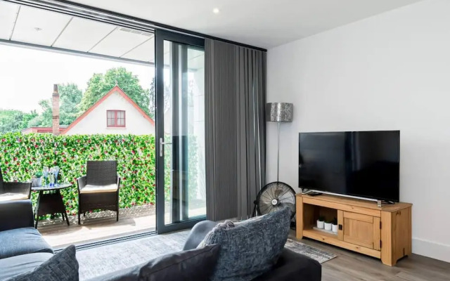 1-bed Apartment in Staines, Parking and Balcony