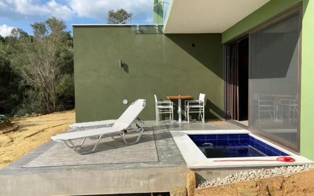 FinIQ Boutiq Studios + Apartment