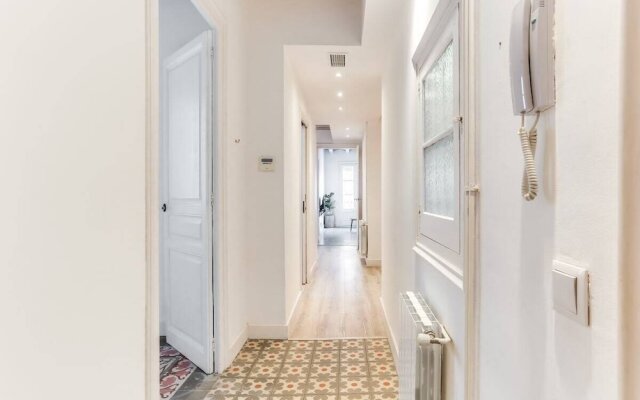 New! Bright 2 Bed Easily Connected to the Center
