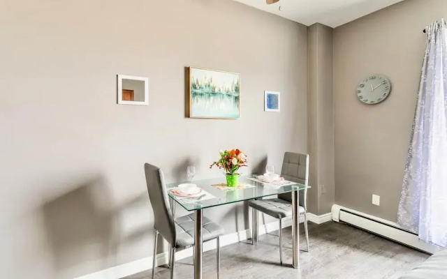 1BR - King Bed Apt With Netflix - Prime Location