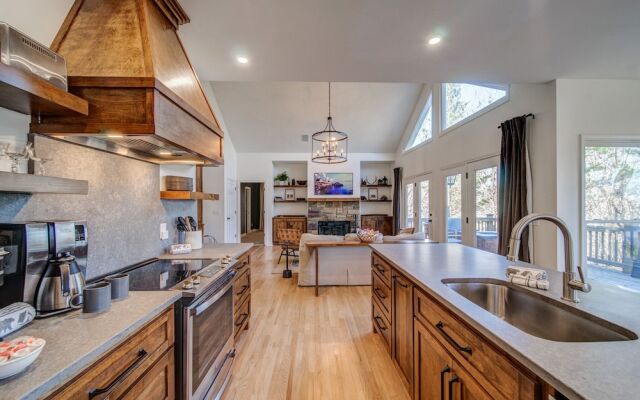 Luxury Mountain Home in Big Canoe! Golf / Lake / EV / Game Room!