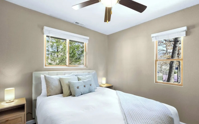 White Oak Landing Spacious 6 BDR w/ Boat Slip!