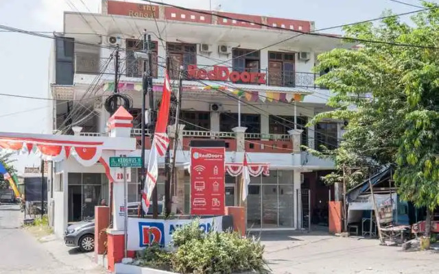 RedDoorz Plus @ Gunungsari Surabaya