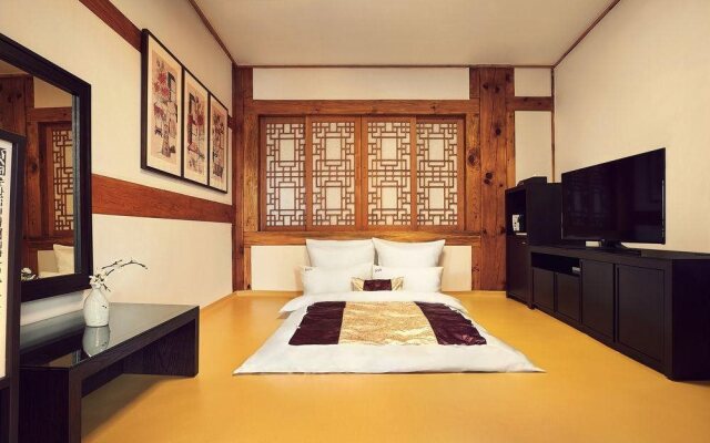 Hanok stay NAMWONYECHON by Kensington