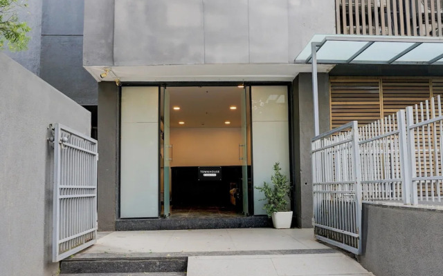 Cozy Deluxe Stays at Balewadi Pune