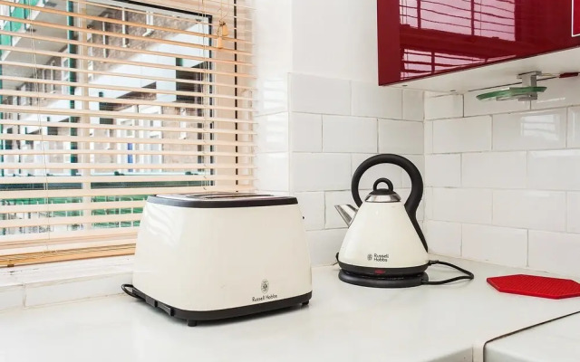 Bright 2 Bedroom Property With Balcony