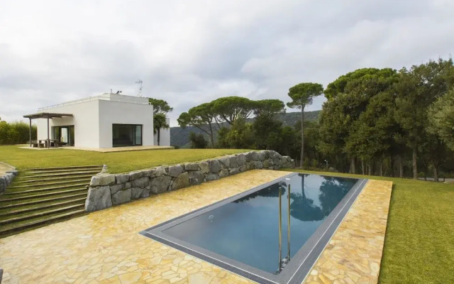 Modern Holiday Home in Sant Andreu de Llavaneres with Swimming Pool