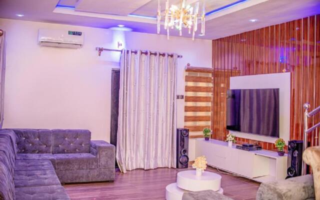 Luxury 3-Bedroom Duplex FAST WIFI & 247Power