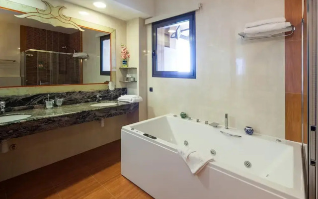 Villa With Direct sea Access