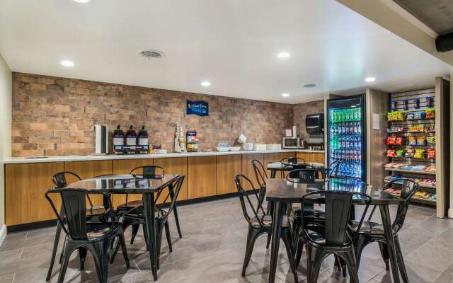 Clarion Pointe Richmond North near University