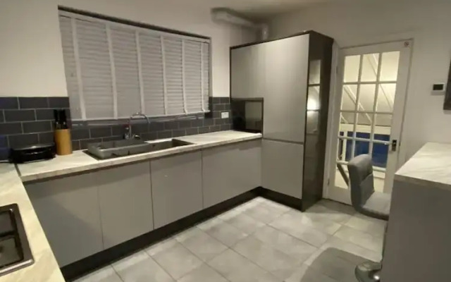 Charming 3-bed Apartment in London