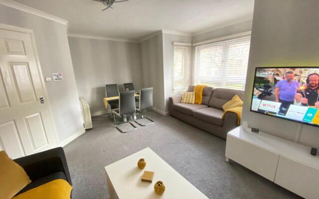 Paisley Central Apartment #2